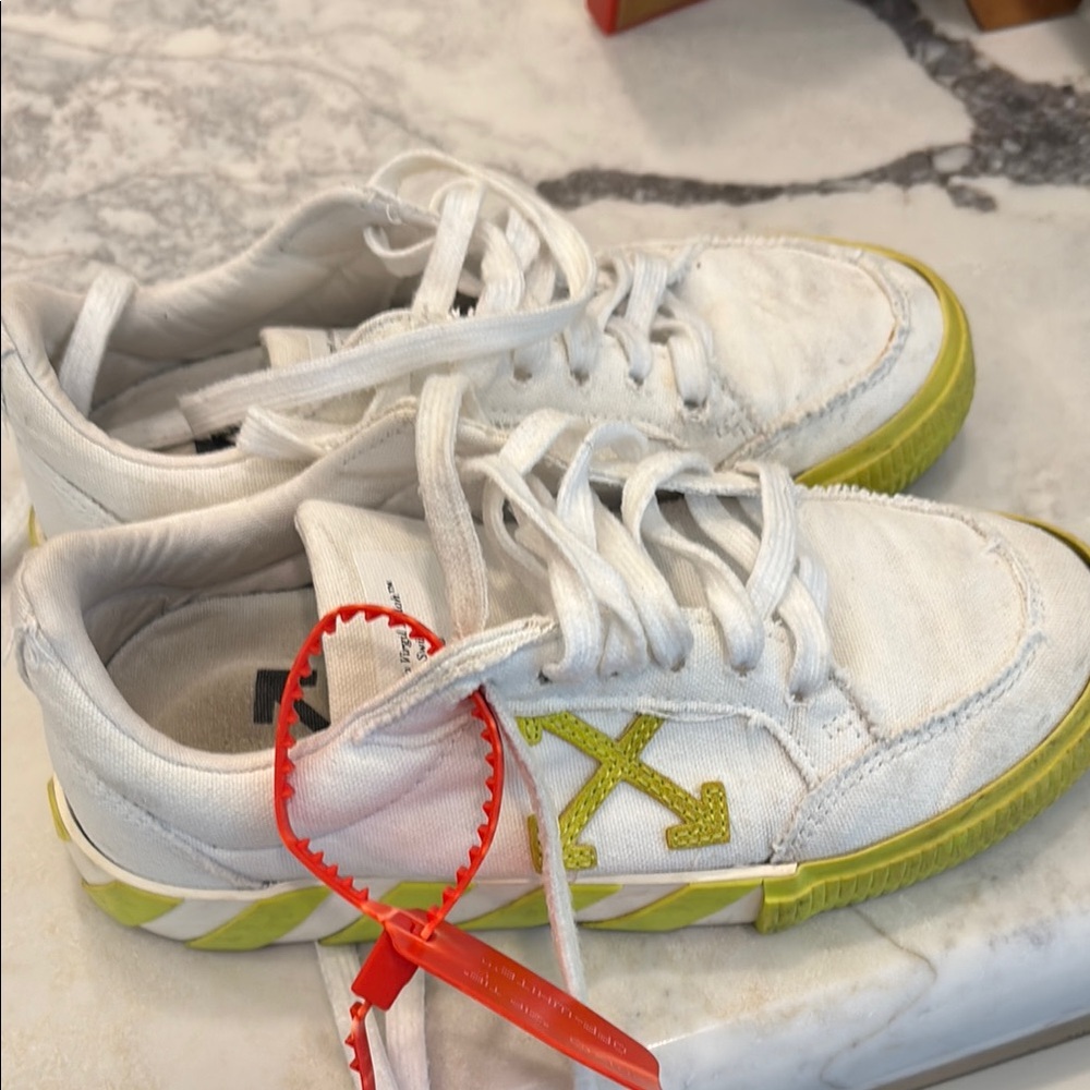 Off-White White and Green Sneakers Classic Design 35